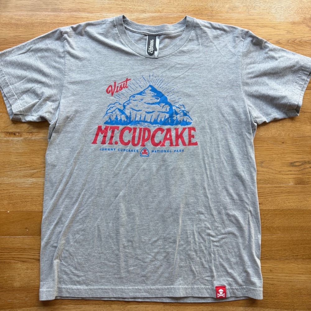 Johnny Cupcakes Mt Cupcake National Park Graphic T-Shirt Mens Large Gray Tee